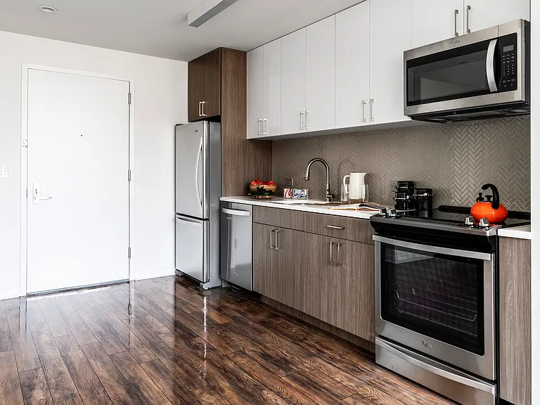 235 Grand — Photo 10