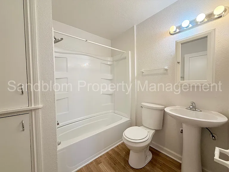 1135 E 37th St S — Photo 15