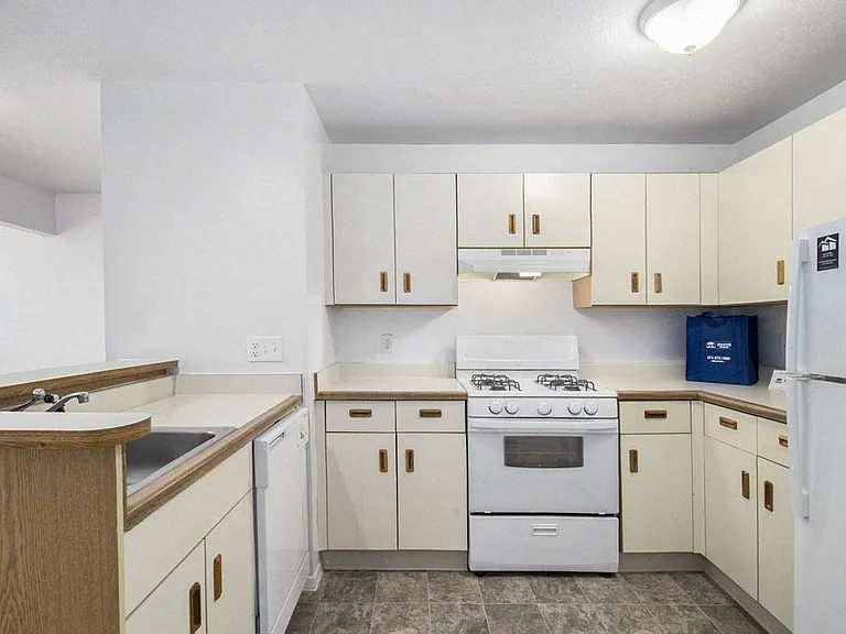 Hurwich Farms Apartments — Photo 61