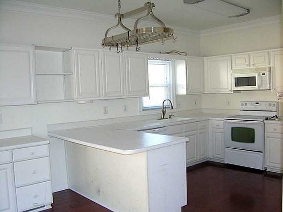 4th image of 110 Chessington Dr