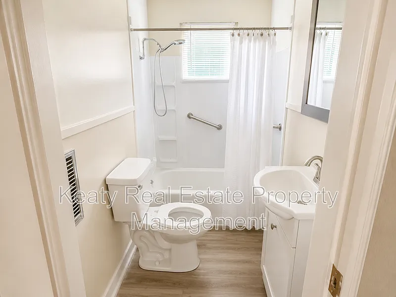 2 bed, 1.0 bath, 900 sqft, $950 — Photo 2