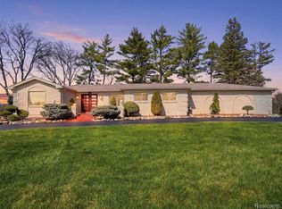 4886 Beacon Hill Dr, Bloomfield Hills, MI 48301