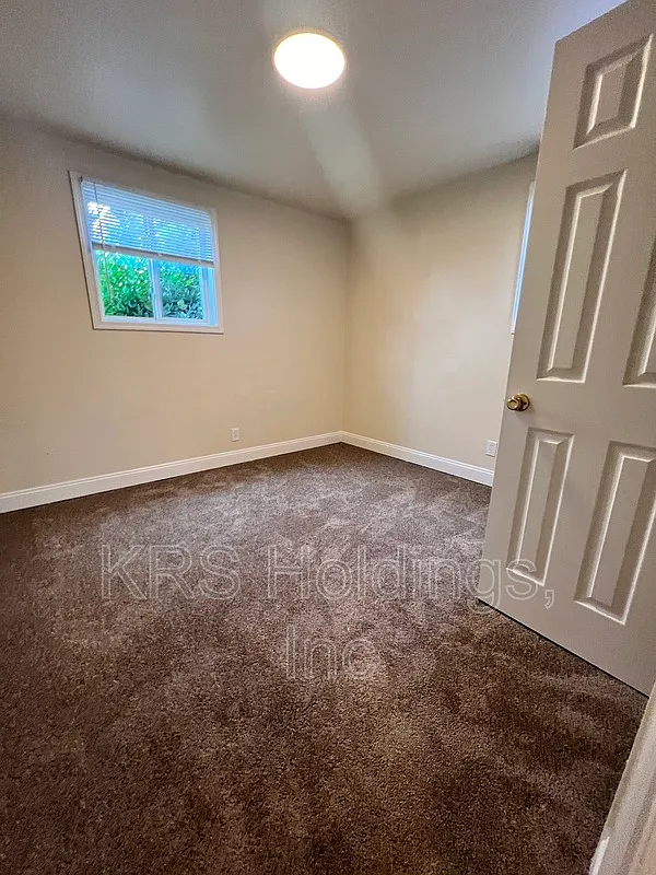 2 bed, 1.0 bath, 700 sqft, $995 — Photo 2