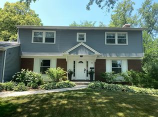 9 E Gartner Rd, Naperville, IL 60540