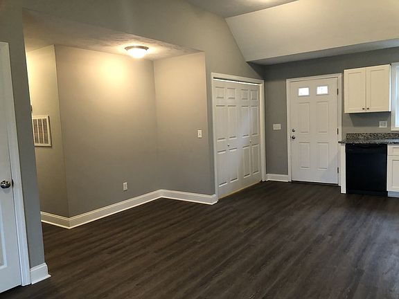 4th image of 337 Middle Rd Unit B