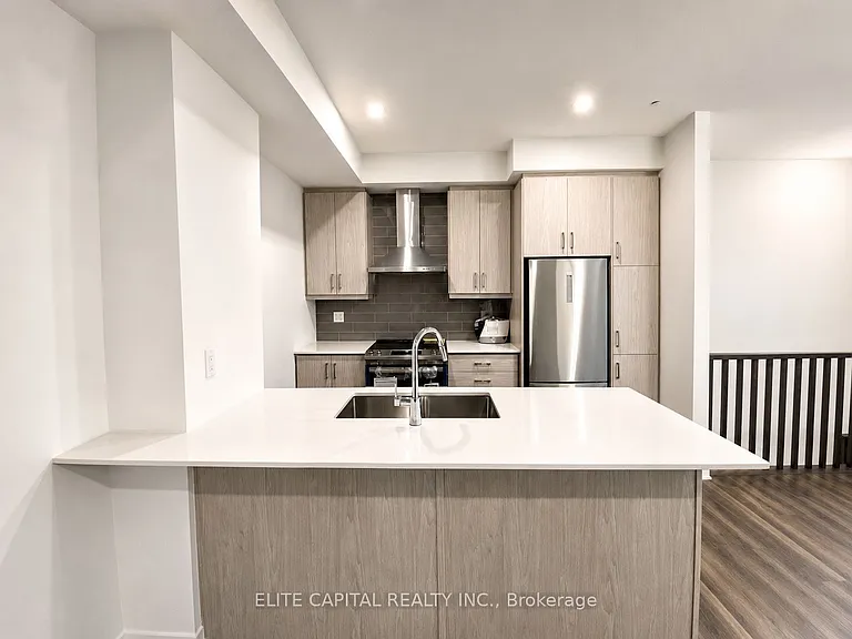 100 Honeycrisp Cres #Townhouse 351 — Photo 4