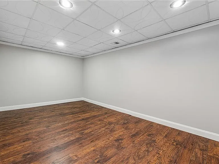 6895 Riverside Dr — Photo 36