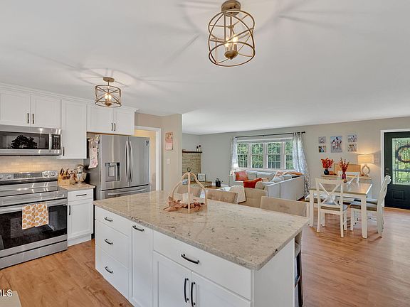 4th image of 744 Garden Ln