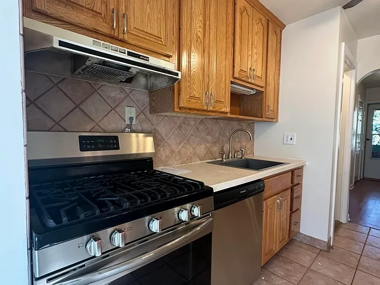 221 Harrison Ave — Photo 17