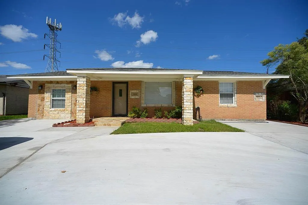7 bed, 3.0 bath, 1285 sqft, $3,400 — Photo 4