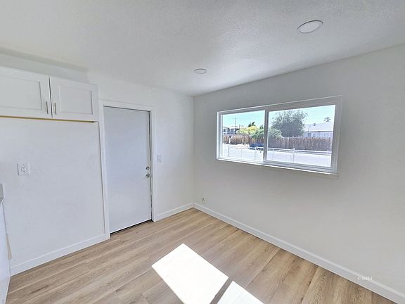 4th image of 300 S Gordon St