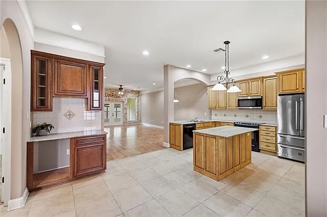 3 bed, 2.0 bath, 1756 sqft, $2,200 — Photo 4