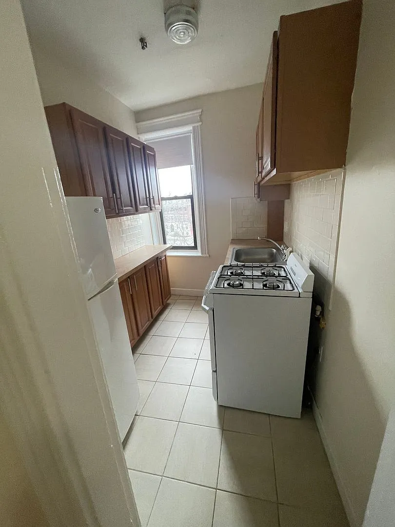 Packards Corner Sunny Front facing Students 4 th floor, HT HW Inc Students Ok NO FEE — Photo 3