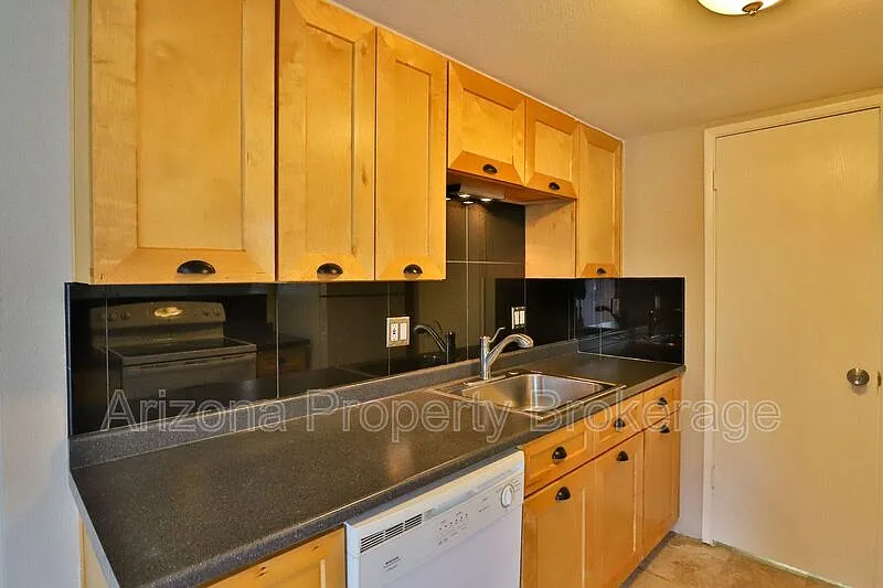 2 bed, 1.5 bath, 928 sqft, $1,400 — Photo 3