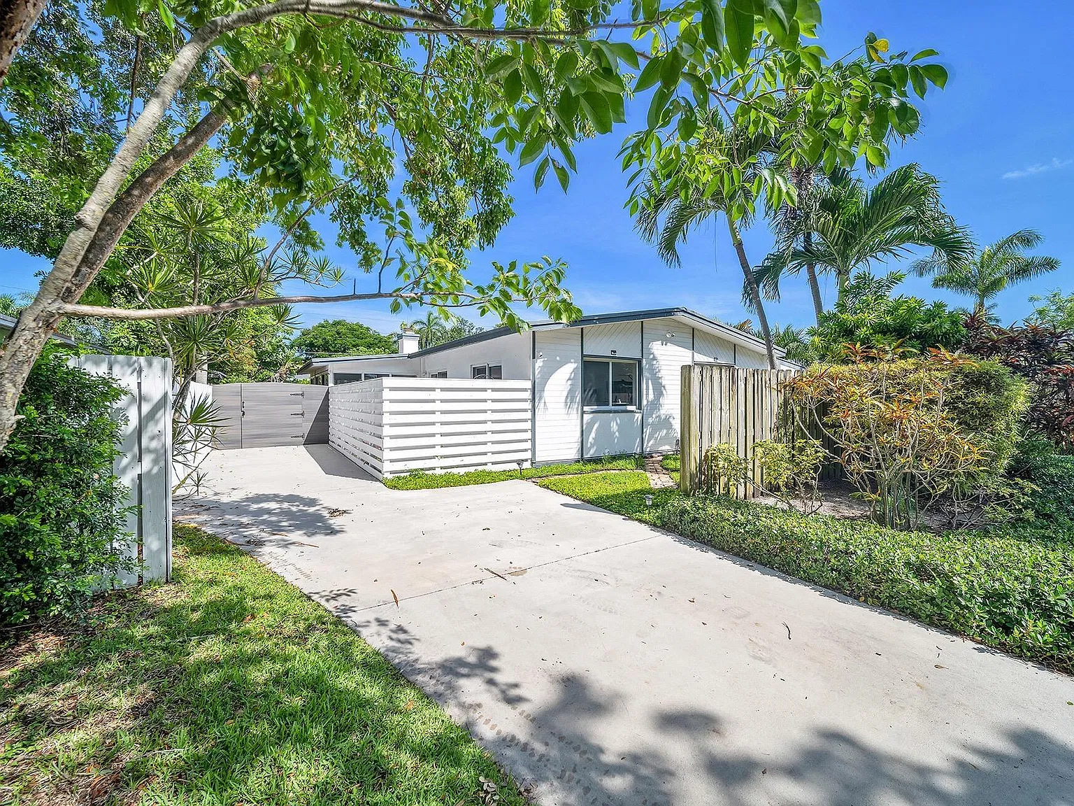 3 bed, 2.0 bath, 1576 sqft, $6,100 — Photo 4