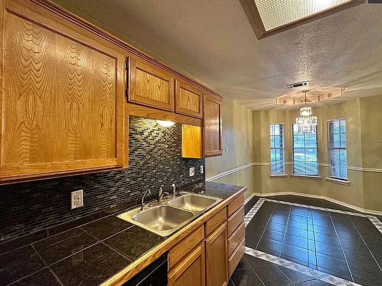3805 Sawtooth Dr — Photo 4