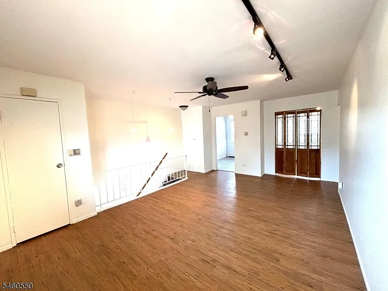 2 bed, 1.0 bath, 725 sqft, $2,300 — Photo 2