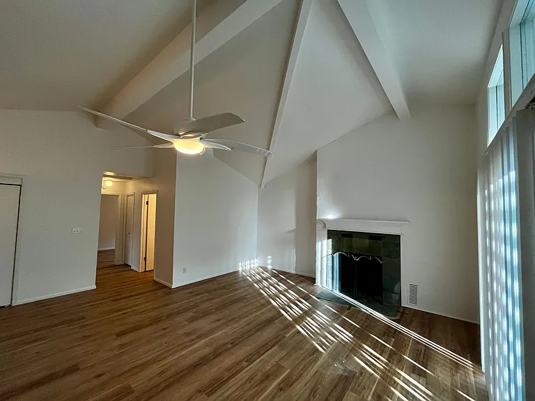 650 Ericksen Avenue NE — Photo 4