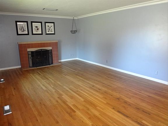 4th image of 977 Syringa Dr