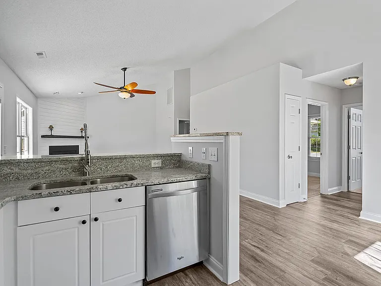 724 Hillside Dr — Photo 12