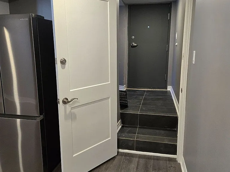 10 Lambton Ave — Photo 8