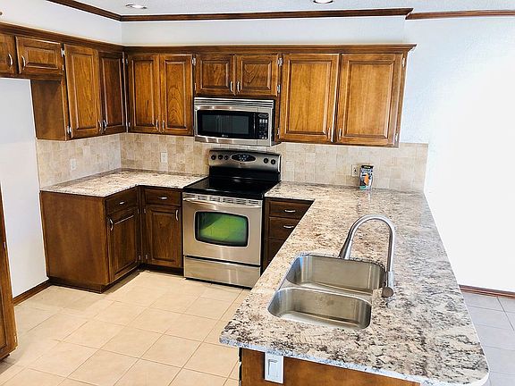 3rd image of 13400 Briar Hollow Ln