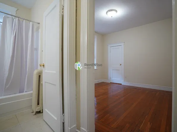 35 Gardner St APT 10, Boston, MA 02134