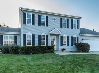 209 Royal Ridge Dr, Oconomowoc, WI 53066