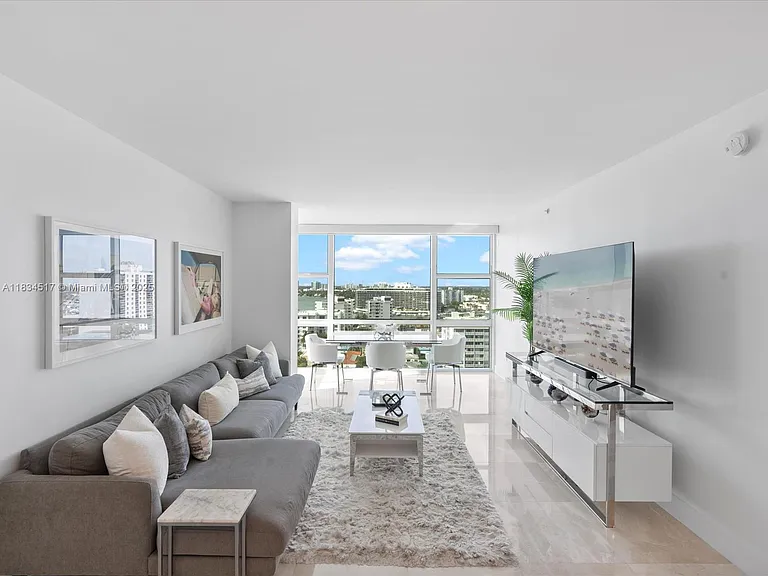 6801 Collins Ave #1402 — Photo 2