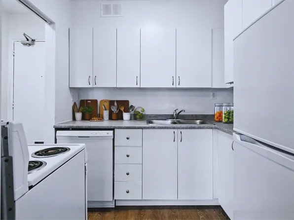 Berkshire Apartments, 172 Bay St S, Hamilton, ON L8P 3H7