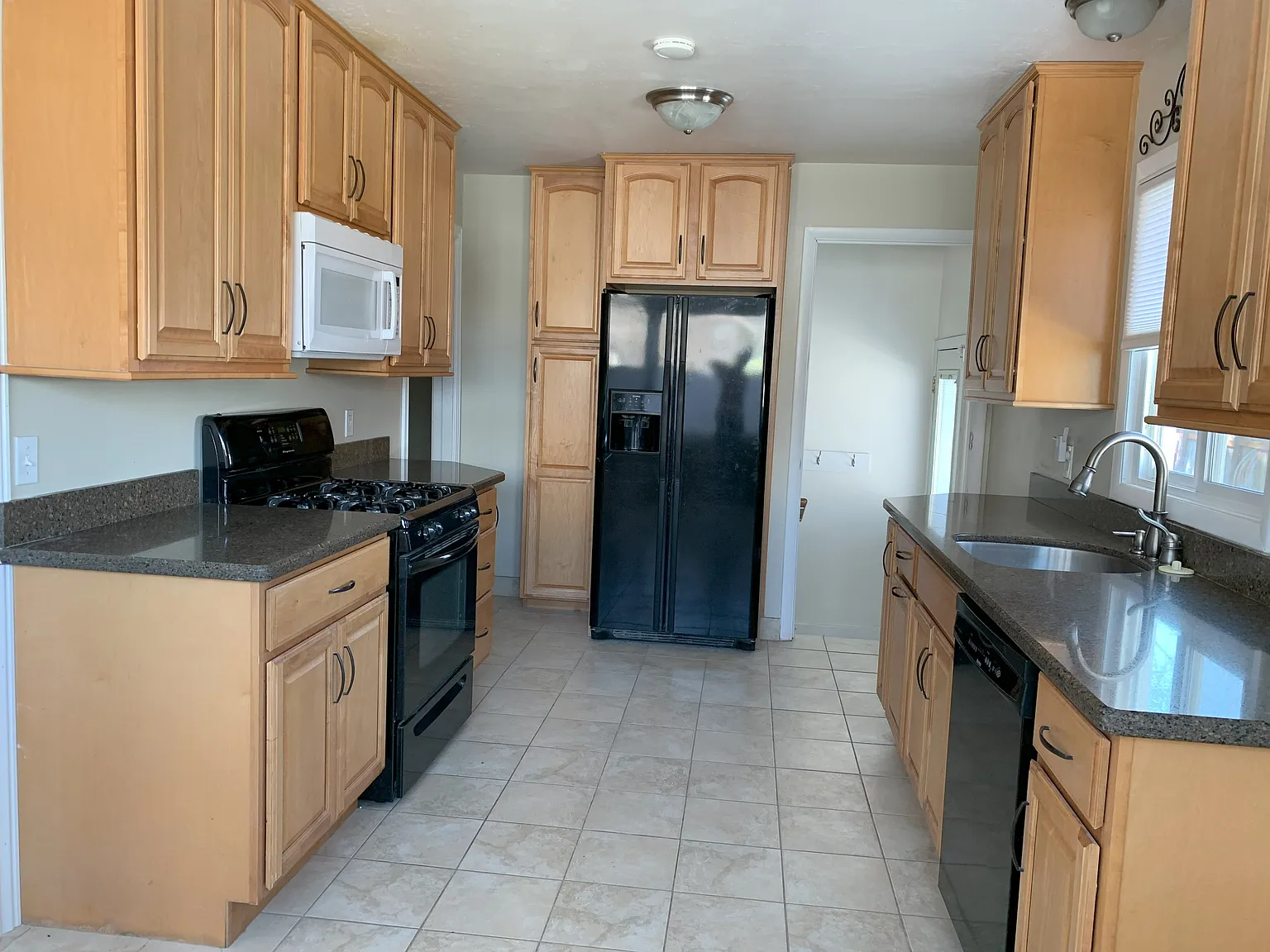 3 bed, 1400 sqft, $2,350 — Photo 2