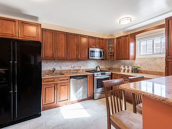 5th image of 5802 Avenue