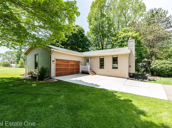 8402 Scotia Rd, Pinckney, MI 48169