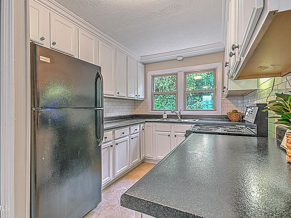 5th image of 3044 Lowrance Dr