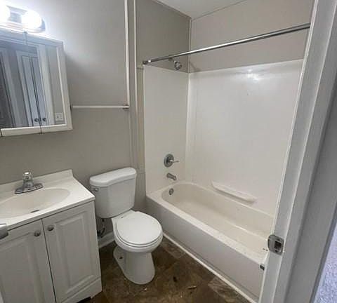 4th image of 2055 Bluehill Dr
