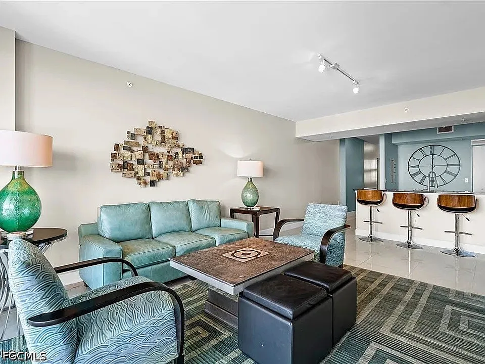 2 bed, 2.0 bath, 1319 sqft, $2,100 — Photo 2