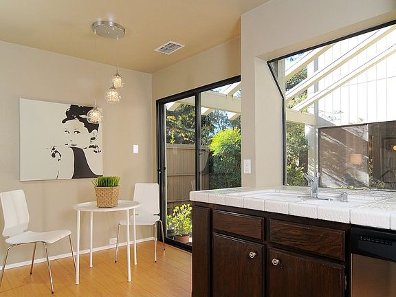 5th image of 601 Elmhurst Cir