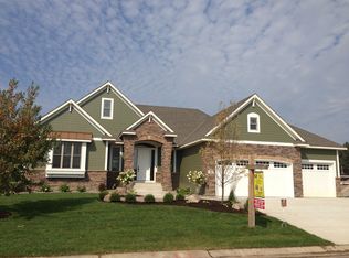 16 Crescent Ln, North Oaks, MN 55127