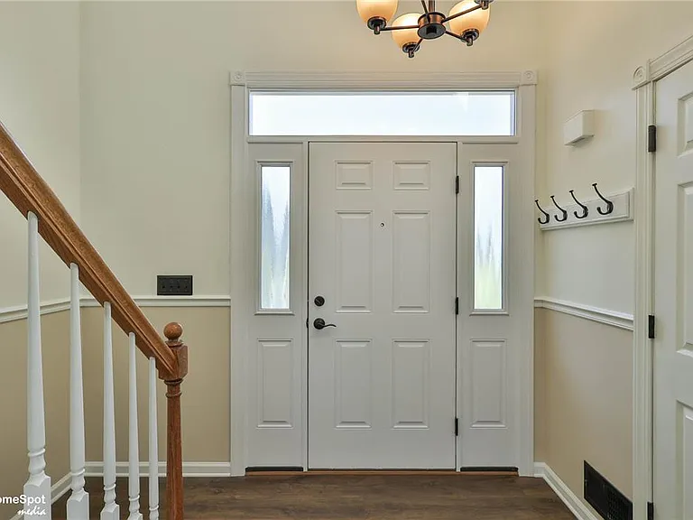 124 Stephanie Dr — Photo 2
