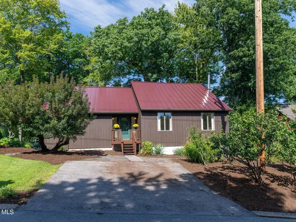 4 Cricket Club Ln, Altoona, PA 16601