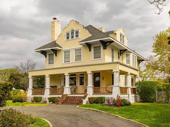 44 S Bay Avenue, Brightwaters, NY 11718