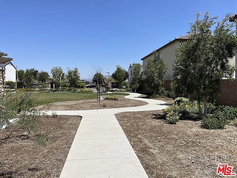 25198 Harmony Ave — Photo 20