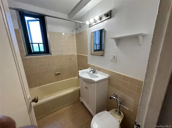 1579 Metropolitan Avenue #6H, Bronx, NY 10462