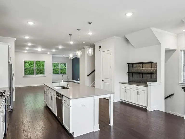 687 Avondale Creek Dr — Photo 8