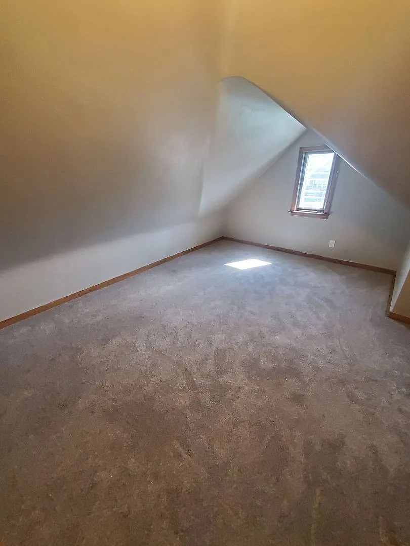 4 Bedroom Single Family — Photo 2