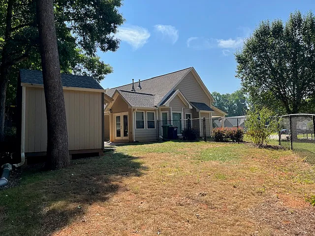 309 Clarendon Ct — Photo 4