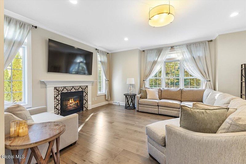 3rd image of 4 Oakhurst Court