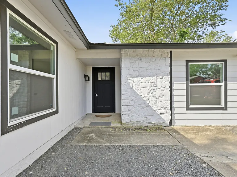 2313 Lakehurst Dr — Photo 5