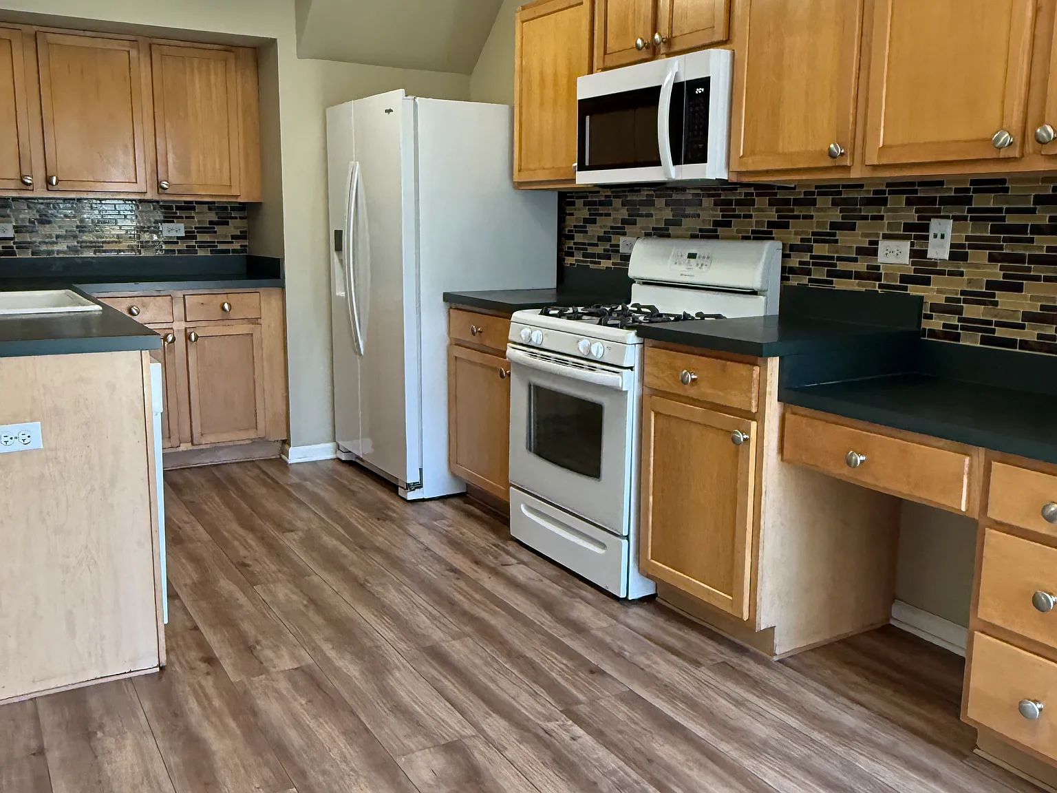 995 Symphony Dr — Photo 4