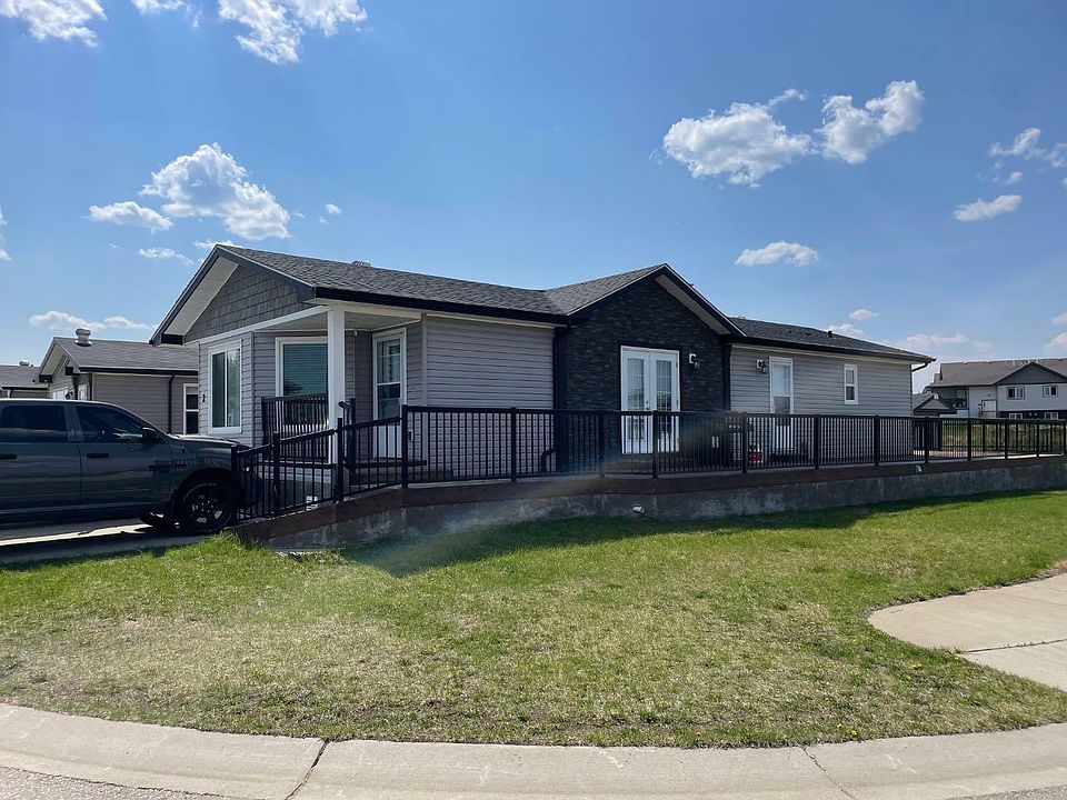 1st image of 2 Edgewater Cres